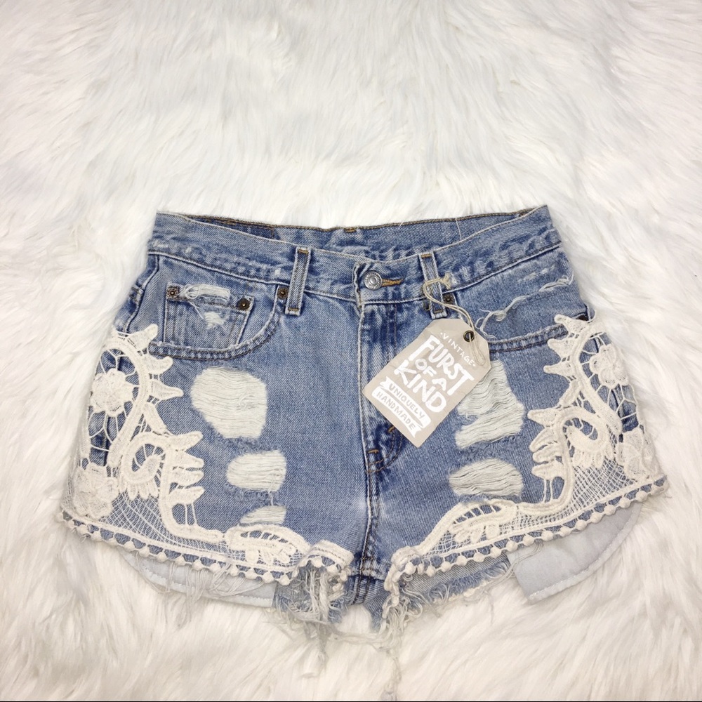 Levi’s | High Waist Furst of A kind Lace Shorts